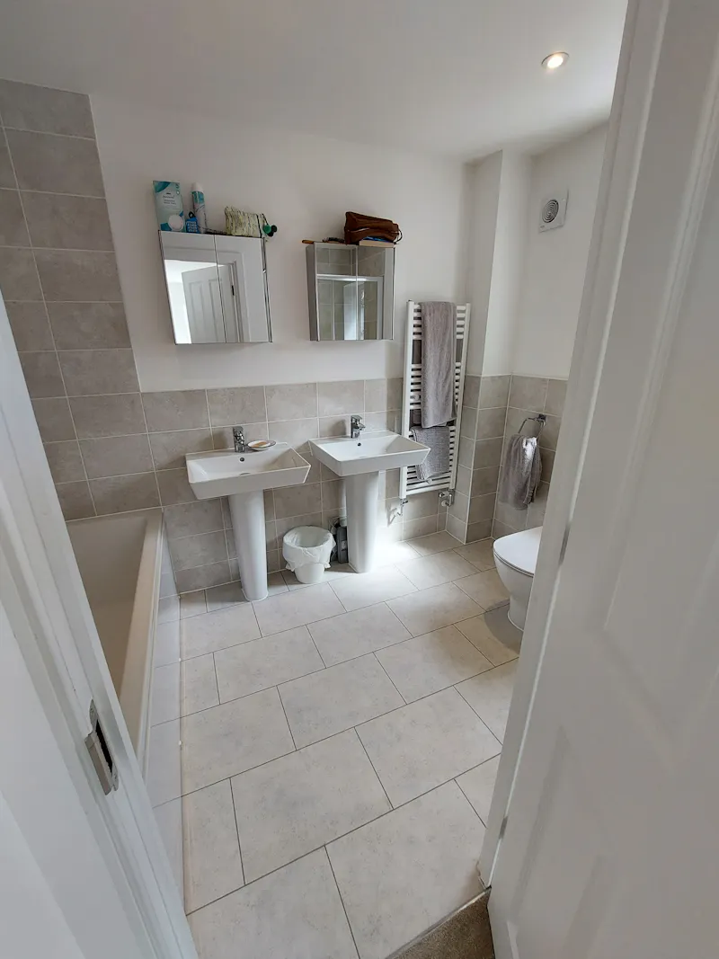 Bathroom at Suburban family home Hook, D2526 (photo 43)