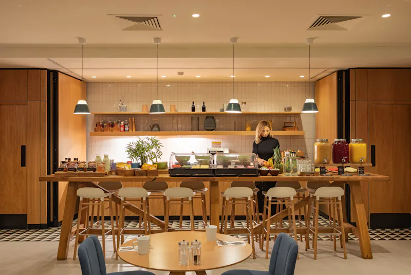 Dining room at Modern hotel in Whitechapel, R843 (photo 13)