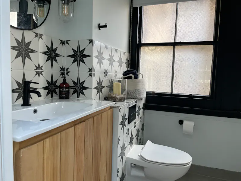 Bathroom at Hove Beachfront Flat, F1210 (photo 21)