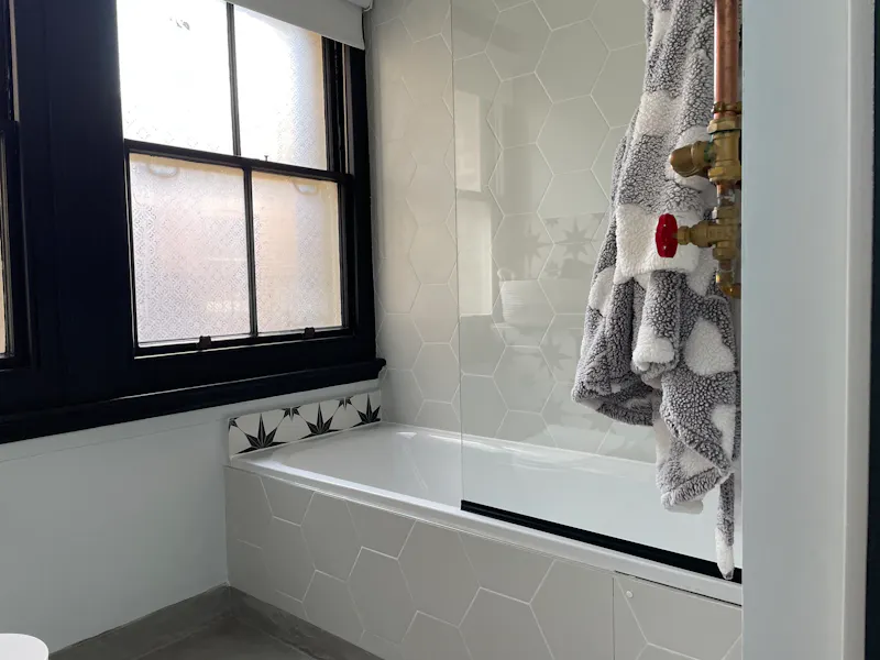 Bath at Hove Beachfront Flat, F1210 (photo 22)
