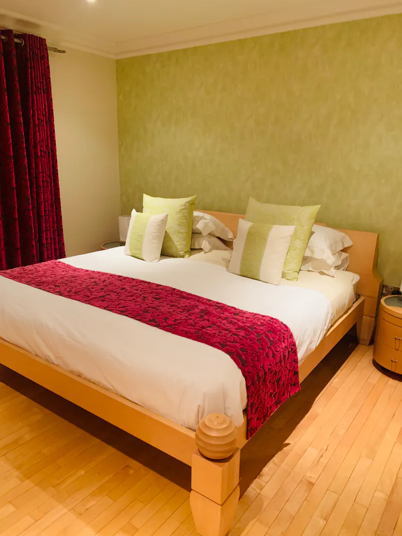 Bedroom at Stoke Poges modern mansion, D2100 (photo 18)