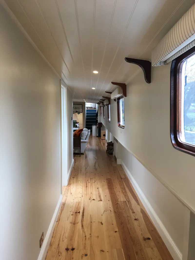 Corridor at Battersea houseboat, HSE27 (photo 9)