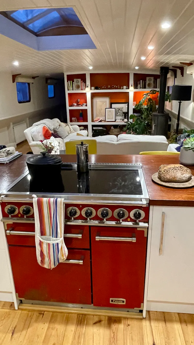 Kitchen at Battersea houseboat, HSE27 (photo 8)