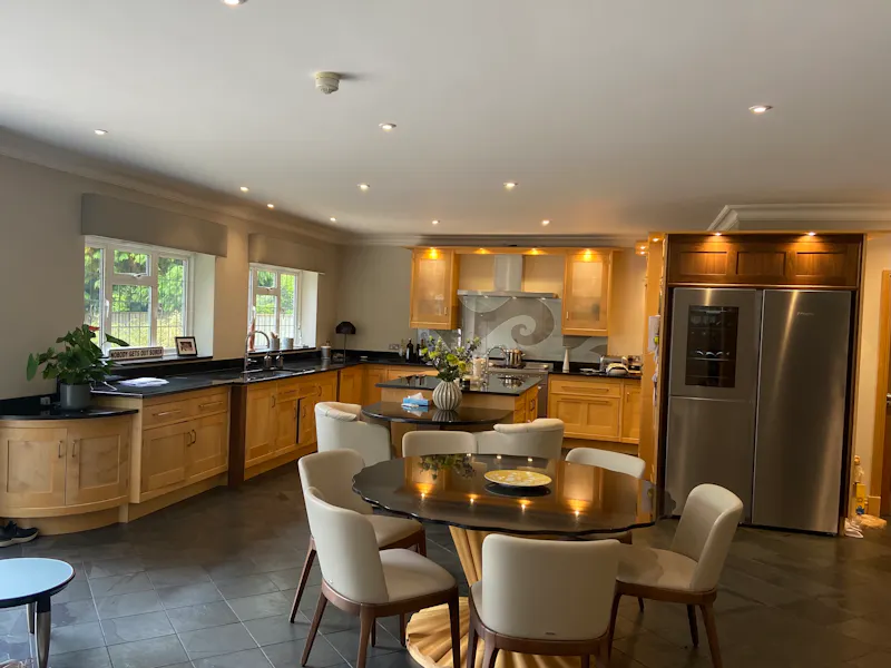 Kitchen at Stoke Poges modern mansion, D2100 (photo 6)