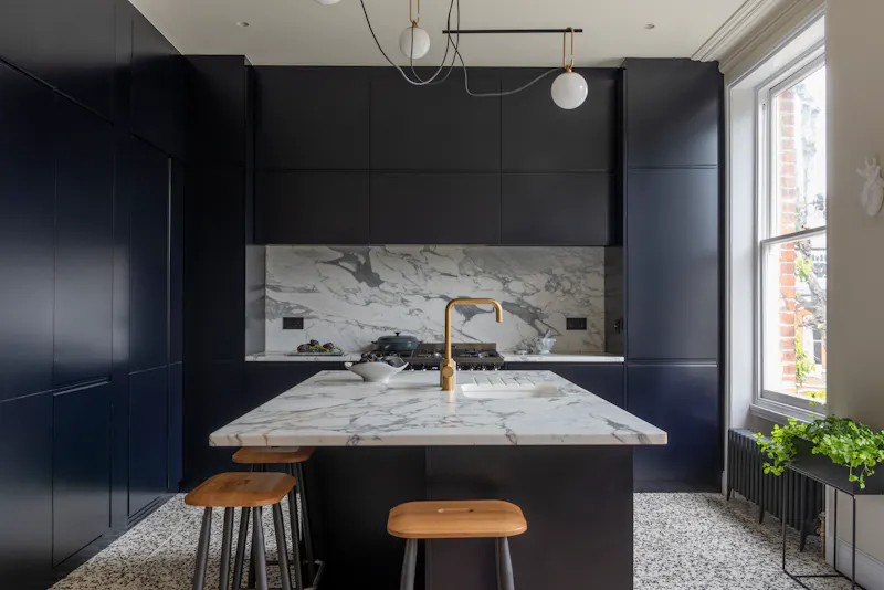 Kitchen island at Spacious Highbury Apartment, D2510 (photo 11)