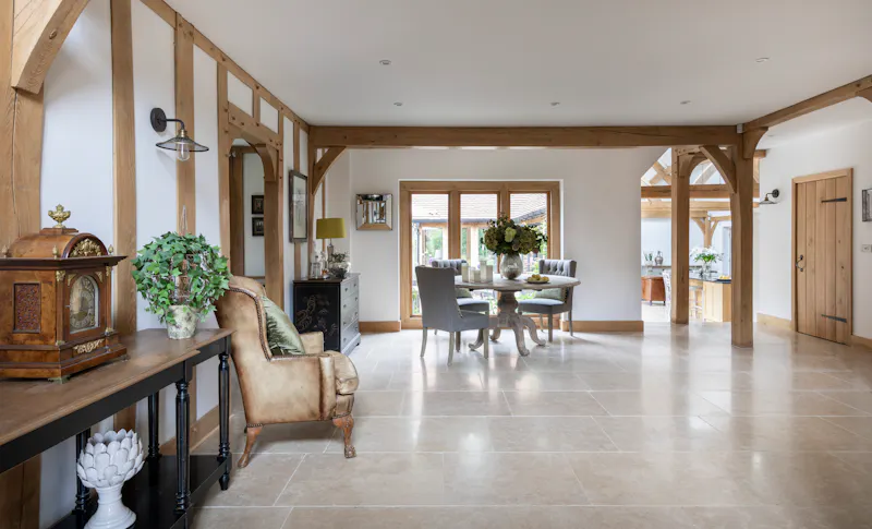Entrance hall at Modern Woldingham house, D2494 (photo 2)
