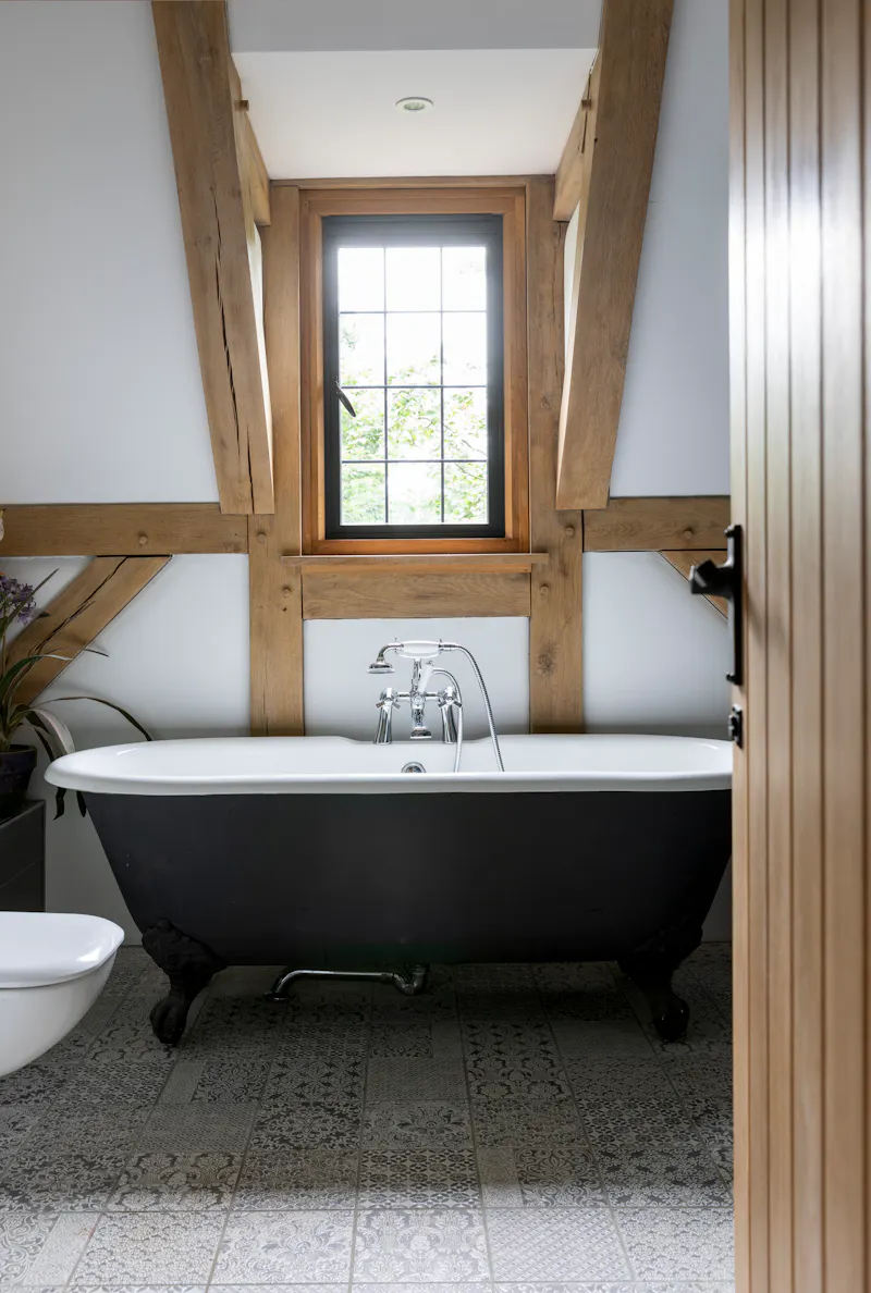 Bath - rolltop at Modern Woldingham house, D2494 (photo 26)