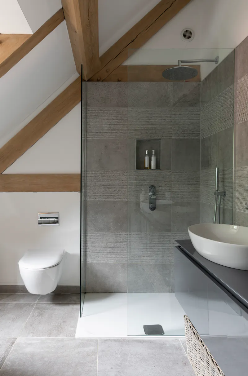 Shower at Modern Woldingham house, D2494 (photo 23)