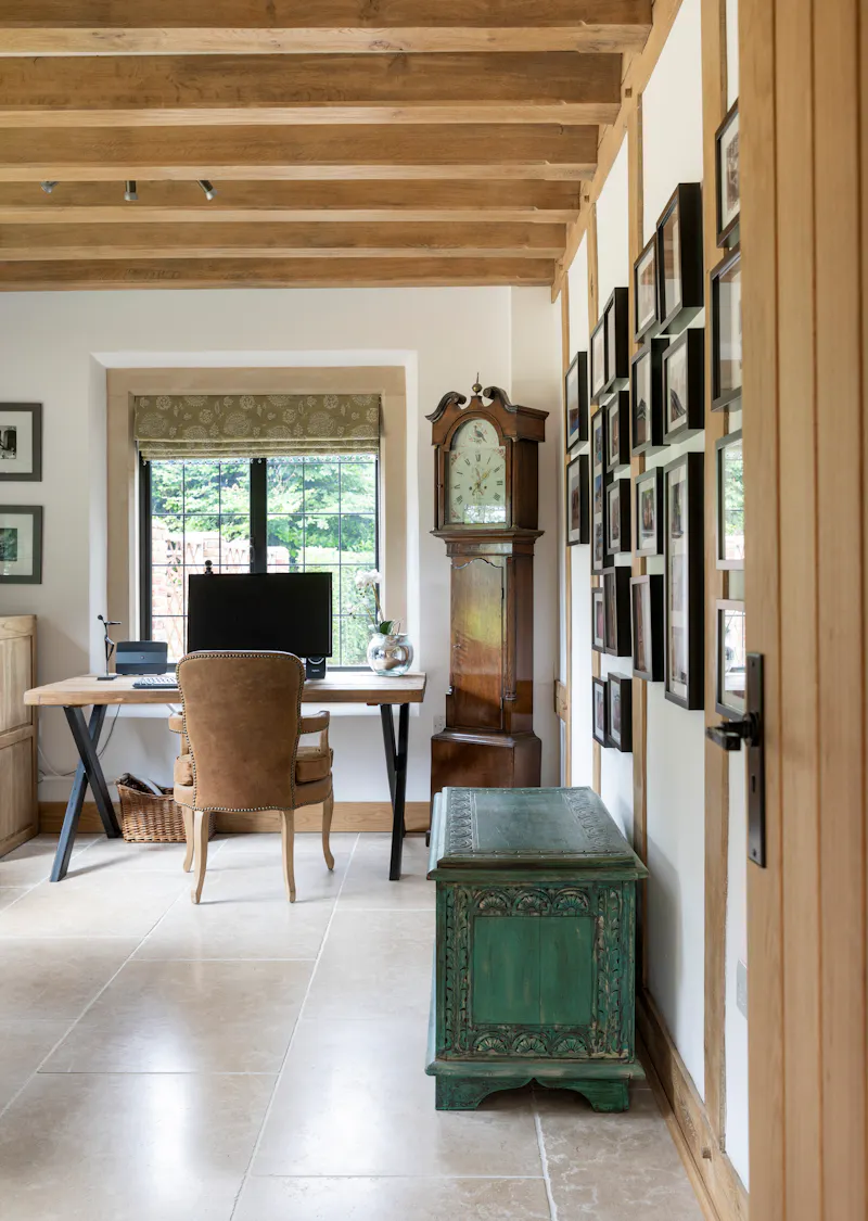 Office at Modern Woldingham house, D2494 (photo 27)