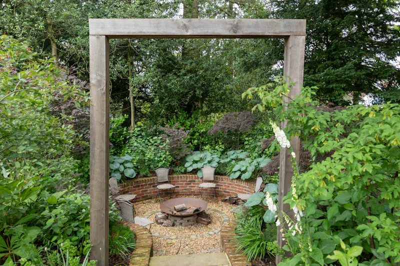 Garden at Modern Woldingham house, D2494 (photo 51)