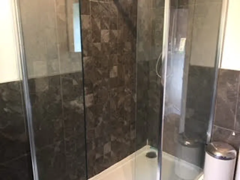 Shower at Leicestershire country house, E485 (photo 23)