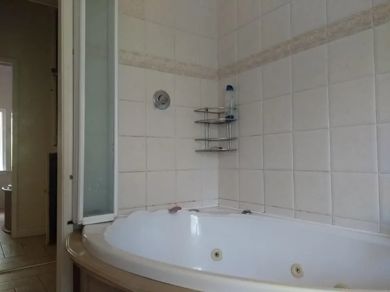 Bath at Leicestershire country house, E485 (photo 12)