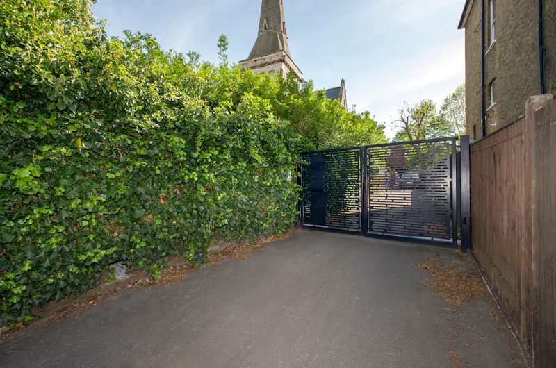 Gate at Minimal Herne Hill House , K389 (photo 57)