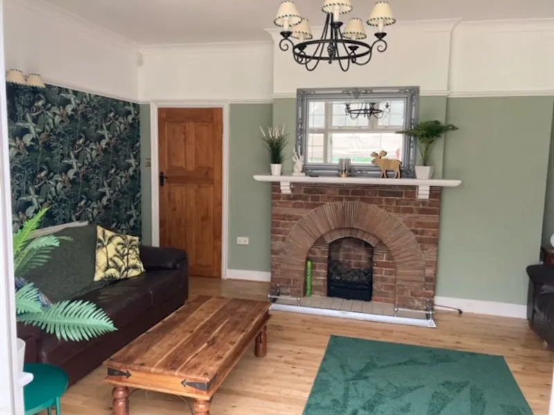 Fireplace at 1920s Orpington family house, M314 (photo 14)
