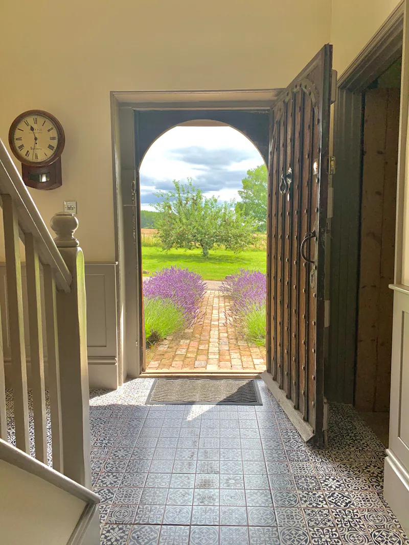 Entrance hall at Georgian house near Ashford, A1553 (photo 1)