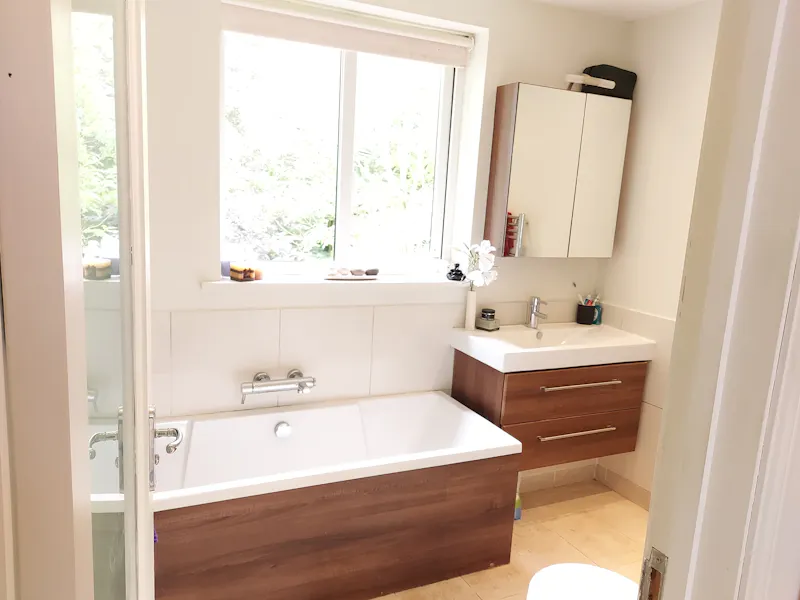 Bathroom at 1930s house in Lilley, D2554 (photo 34)