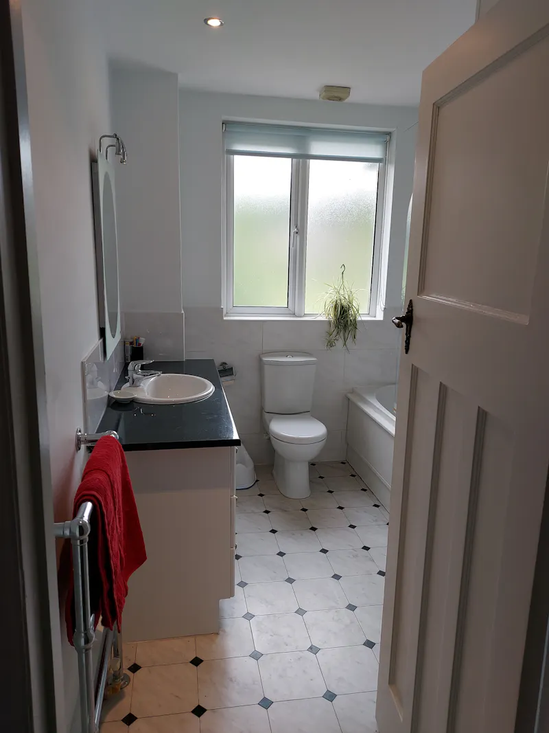Bathroom at 1930s house in Lilley, D2554 (photo 36)
