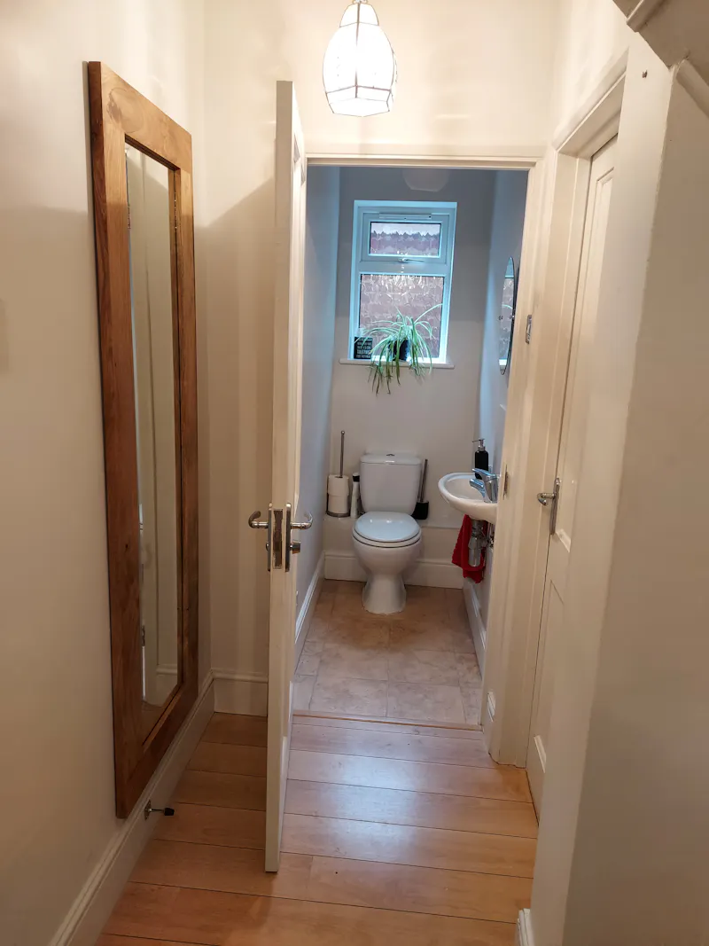 Bathroom at 1930s house in Lilley, D2554 (photo 19)