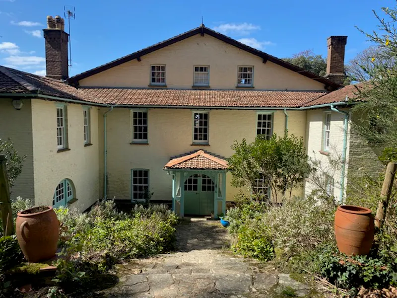 Courtyard at  Arts & crafts house Ewhurst, E486 (photo 12)