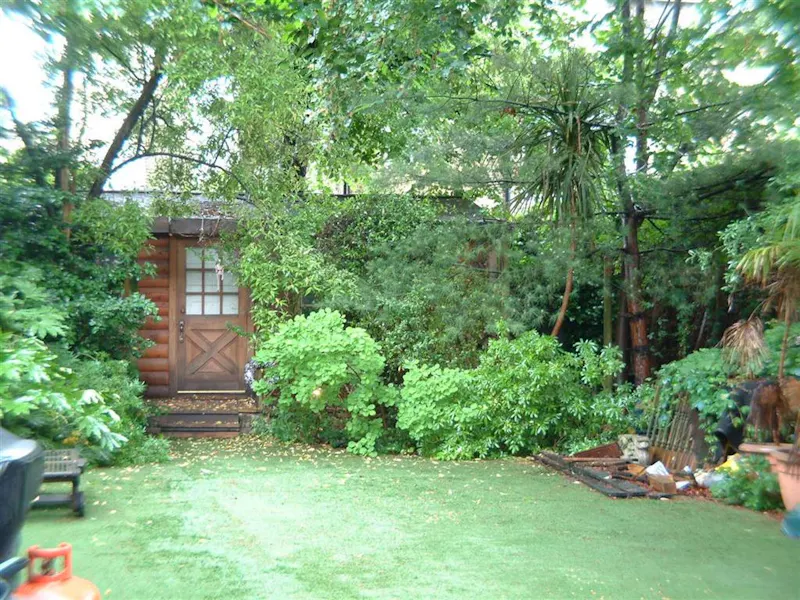 Garden at Film location B1914 in London (photo 44)