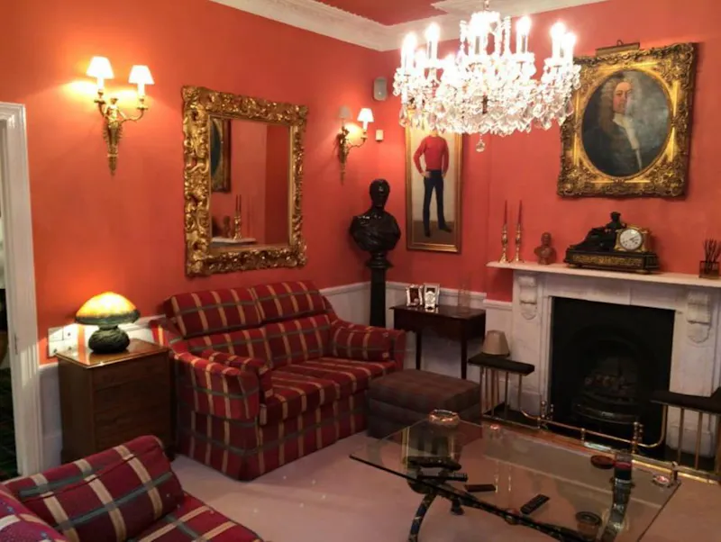 Fireplace at Film location B1914 in London (photo 33)