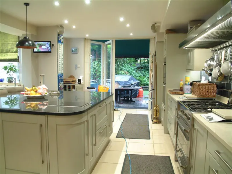 Kitchen island at Film location B1914 in London (photo 3)