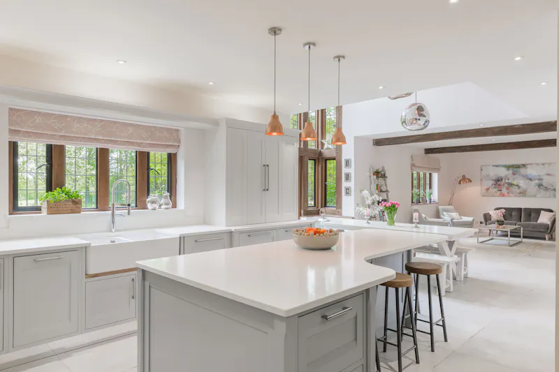 Kitchen island at Detached house Bovingdon , D2523 (photo 2)