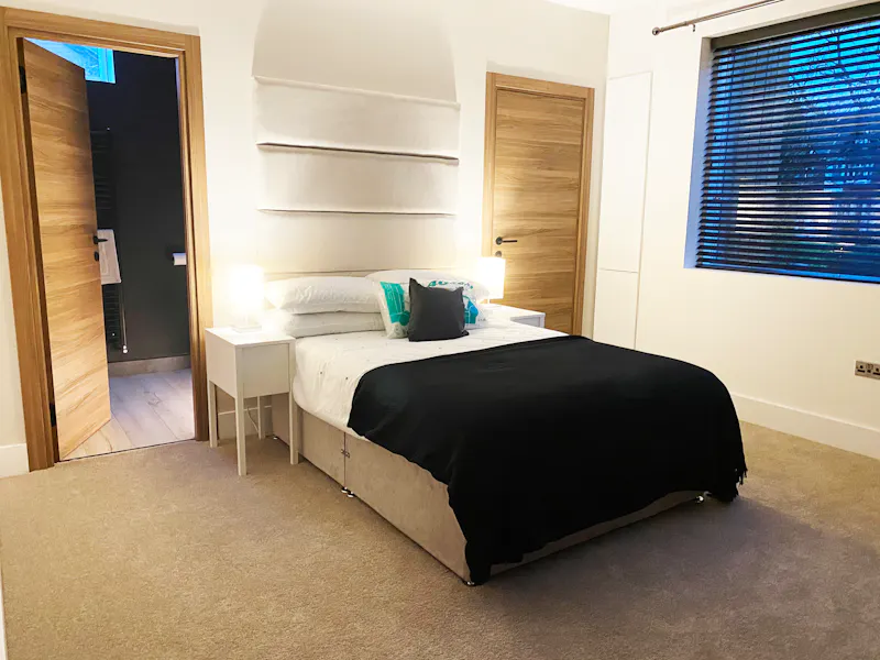 Bedroom at Ultra modern house Manchester, D2550 (photo 21)