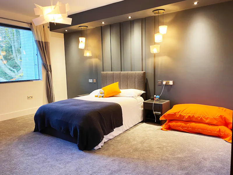Bedroom at Ultra modern house Manchester, D2550 (photo 22)
