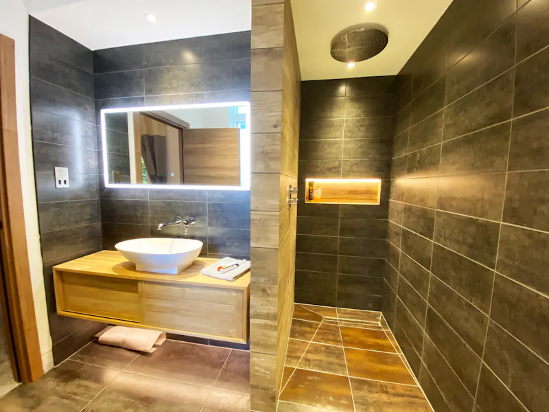 Wetroom at Ultra modern house Manchester, D2550 (photo 18)