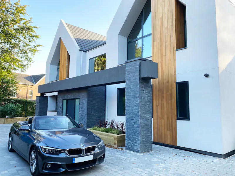 Driveway at Ultra modern house Manchester, D2550 (photo 1)