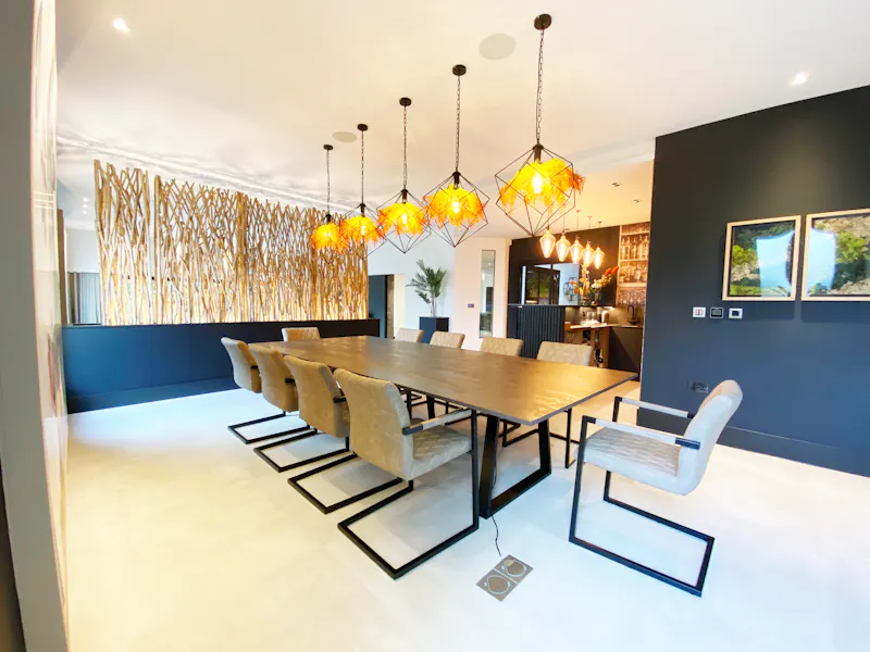 Dining room at Ultra modern house Manchester, D2550 (photo 5)
