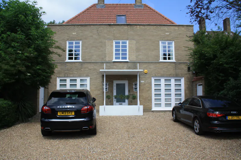 Driveway at Smart Wimbledon house, D1426 (photo 1)