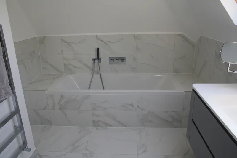Bath at Smart Wimbledon house, D1426 (photo 74)