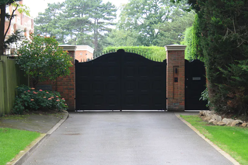 Gate at Striking Kingston mansion, D2515 (photo 130)