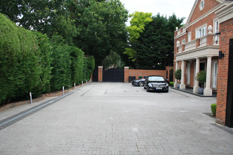 Driveway at Striking Kingston mansion, D2515 (photo 120)