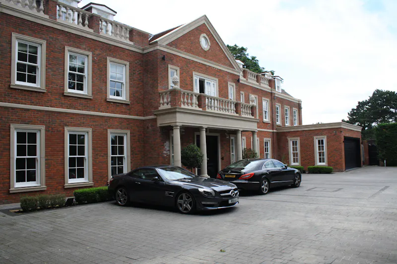 Driveway at Striking Kingston mansion, D2515 (photo 1)