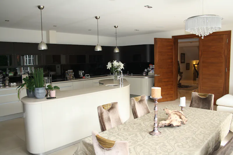 Kitchen at Striking Kingston mansion, D2515 (photo 15)