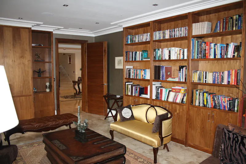 Library at Striking Kingston mansion, D2515 (photo 32)