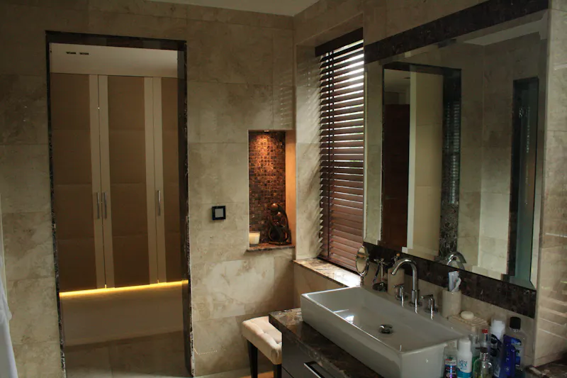 Bathroom at Striking Kingston mansion, D2515 (photo 58)