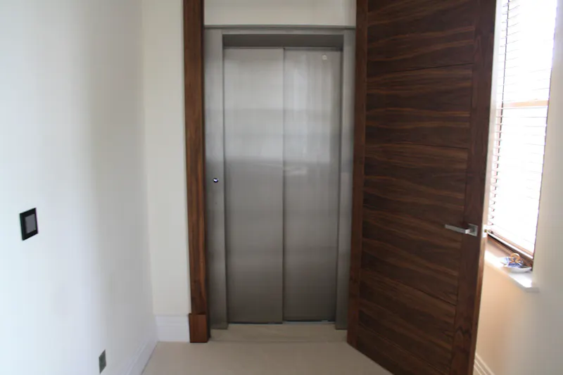 Lift at Striking Kingston mansion, D2515 (photo 51)