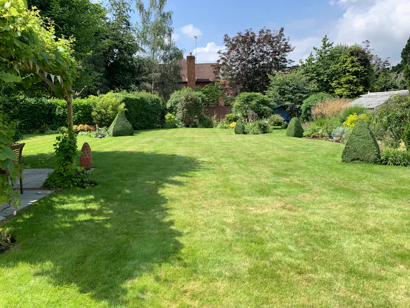 Garden at Victorian coach house Cobham, B1945 (photo 11)