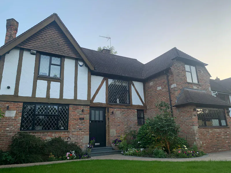 Beams at Large luxe house Radlett, D2565 (photo 1)