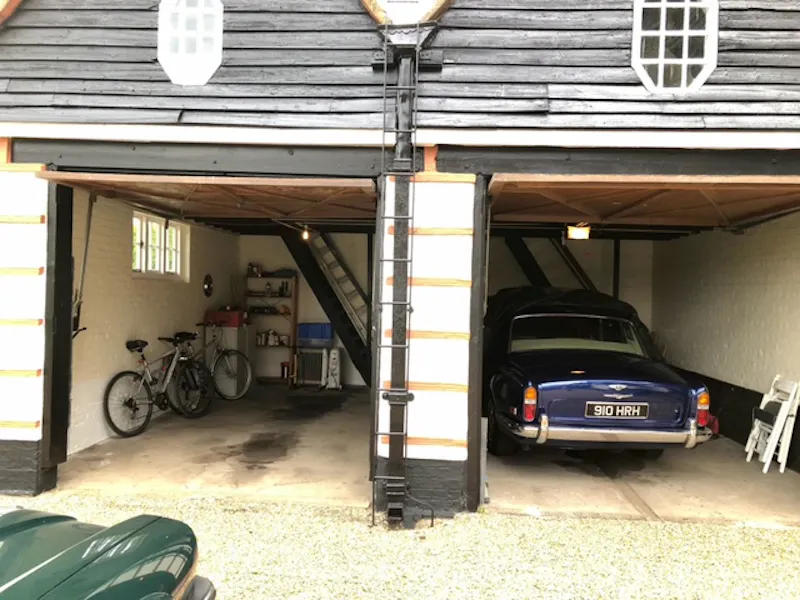 Garage at Arts and Crafts on the Thames, D1982 (photo 31)