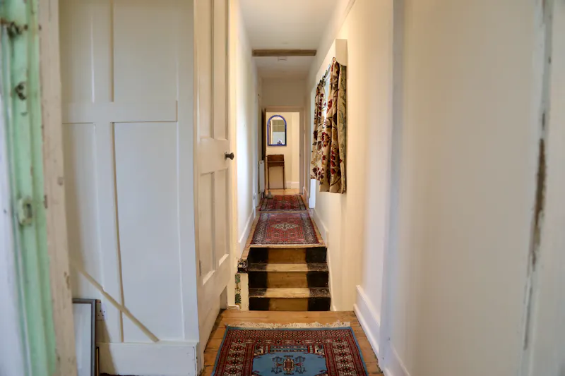 Corridor at Large farmhouse near Witney, L722 (photo 19)