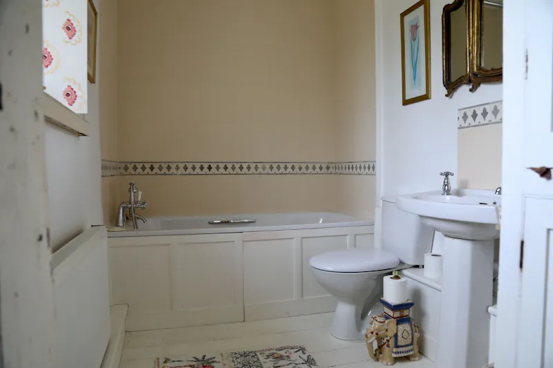 Bathroom at Large farmhouse near Witney, L722 (photo 36)