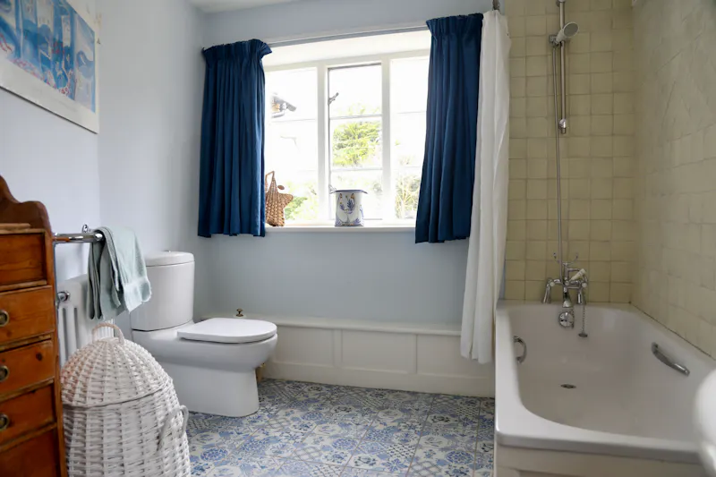 Bathroom at Large farmhouse near Witney, L722 (photo 38)