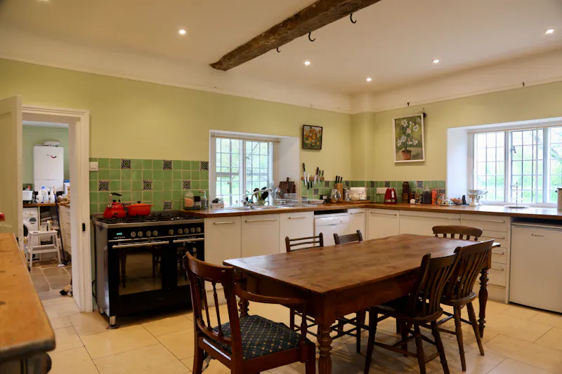 Kitchen at Large farmhouse near Witney, L722 (photo 5)