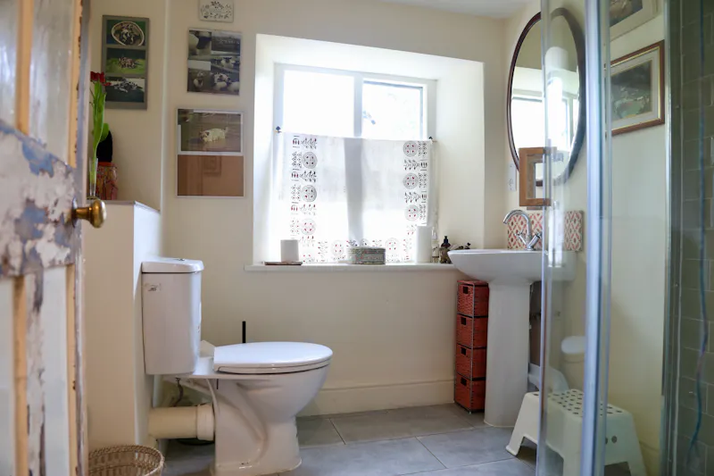 Bathroom at Large farmhouse near Witney, L722 (photo 37)