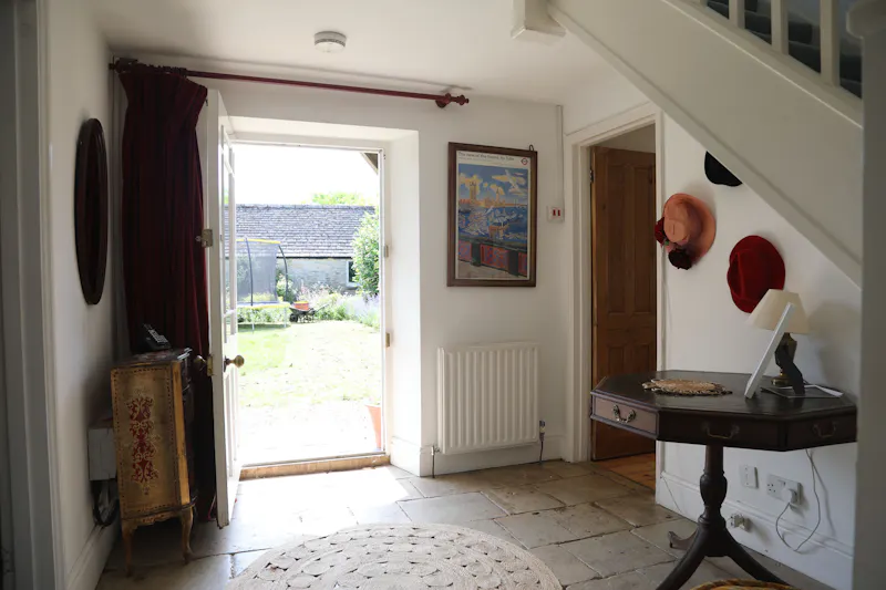 Entrance hall at Claywell cottage in Oxfordshire, L723 (photo 1)